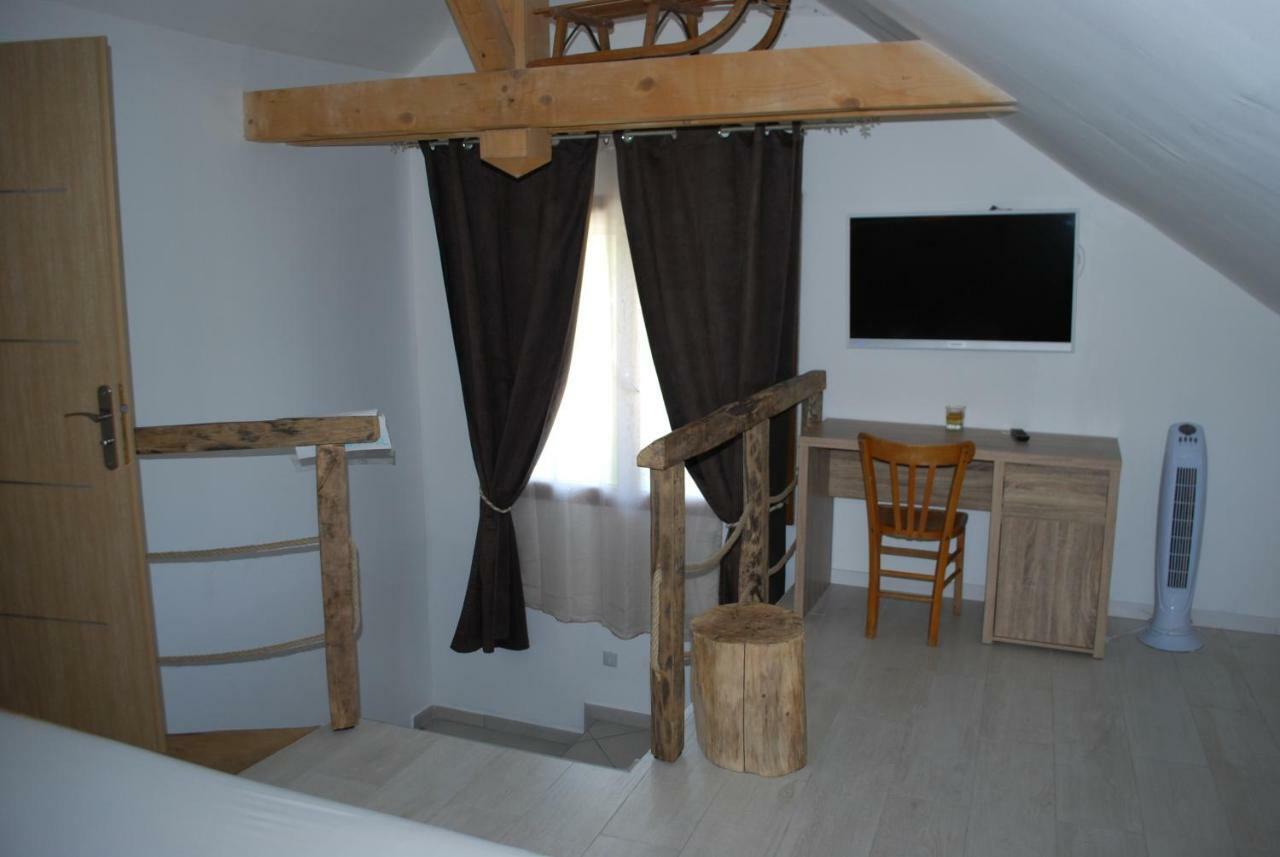 La Ferme De Coron Bed & Breakfast Belley Exterior photo